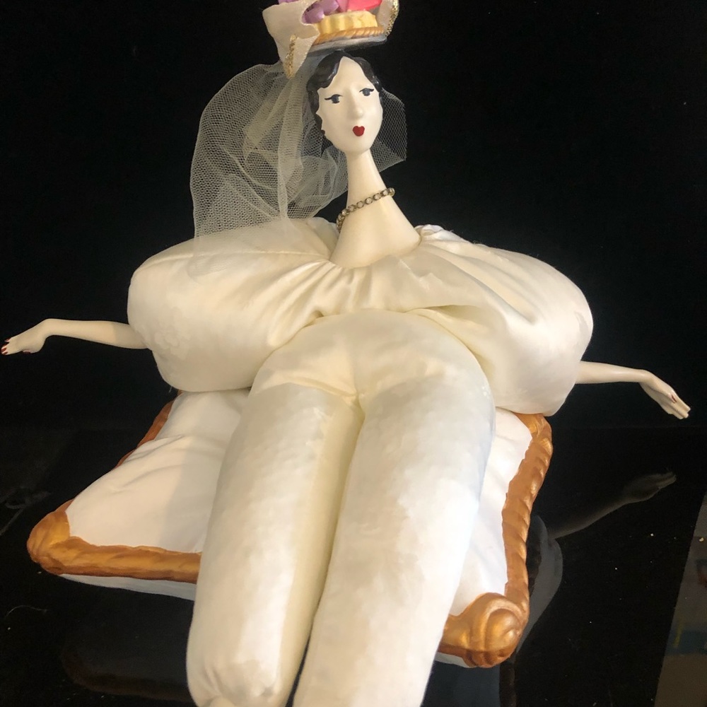POUPEES Porcelain Lady Doll WEDDING Cake Bride w/veil on Ceramic Poof Pillow